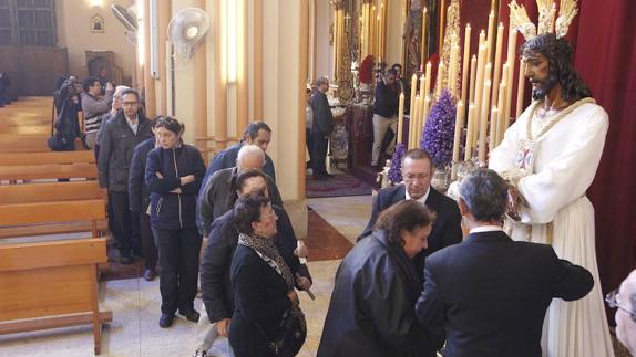 Imagen de archivo de un besamanos al Cautivo en la iglesia de San Pablo con motivo del Año de la Misericordia.