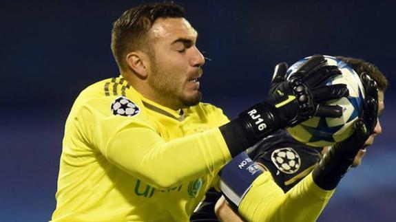 El portero Roberto Jiménez, en encuentro durante su etapa en el Olympiacos.
