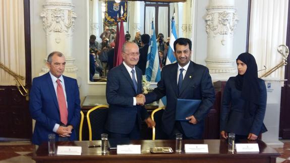 El alcalde de Málaga y el presidente del Málaga se estrechan la mano. 