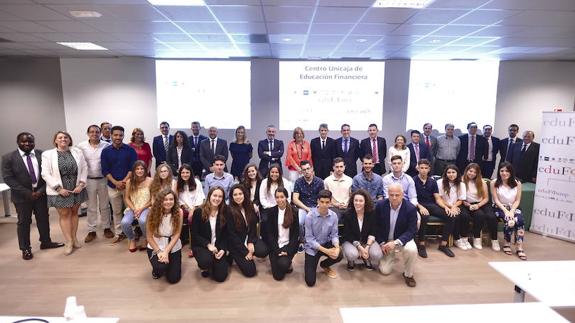 Foto de familia de la séptima Olimpiada Financiera 