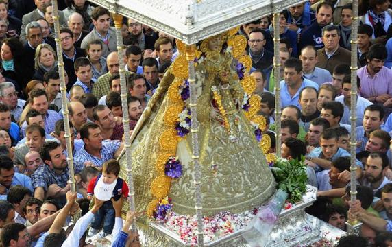 La Virgen del Rocío, durante su procesión. SUR