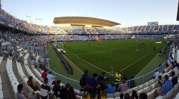 Panorámica de las gradas de La Rosaleda en los instantes previos al choque contra el Osasuna, el primero del curso. 