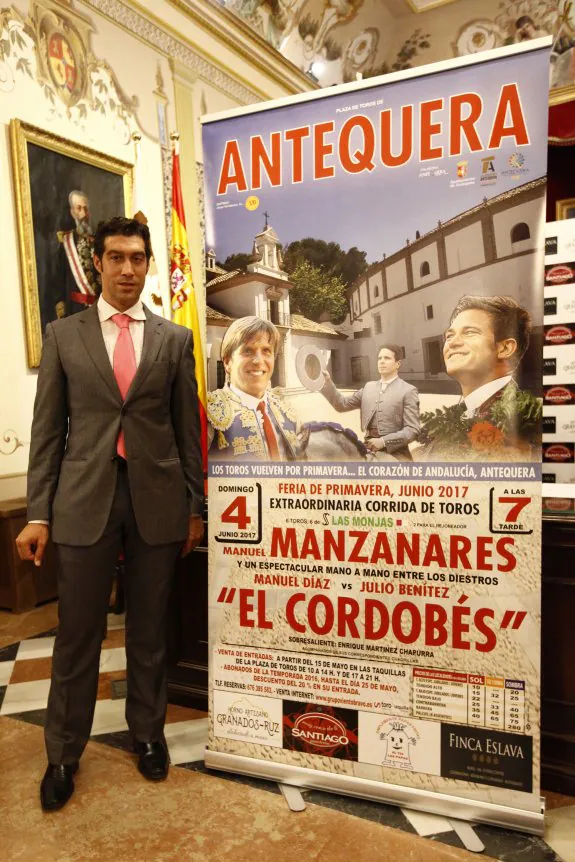 José Antonio Cejudo junto al cartel de la corrida.