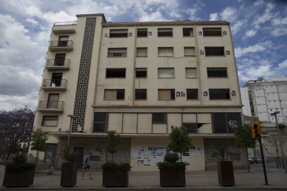 Fachada del cine Astoria, en la que han colocado una decena de carteles con un logo junto a sus ventanas. :: ñito salas