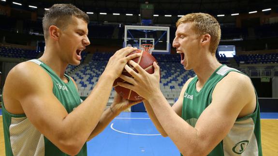 Nedovic y Alberto Díaz posan para este periódico, ayer en el Palacio. 