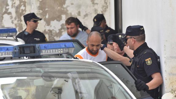 Los detenidos, ayer al ser trasladados a la prisión provincial. En primer término, el conductor. 