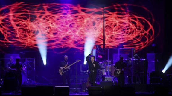 Raphael, durante el concierto de anoche en el Auditorio Municipal.