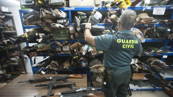 La Guardia Civil permite a un centenar de malagueños ir armados por su seguridad