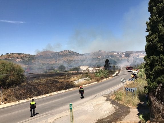 Efectivos durante las tareas de extinción del fuego. :: sur
