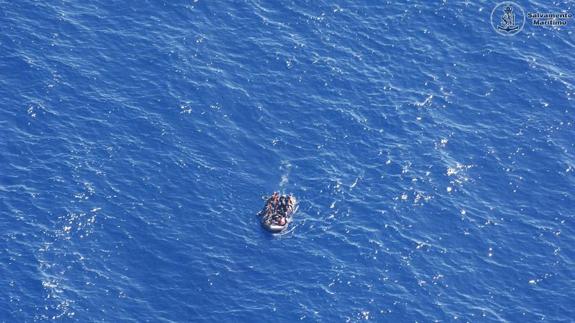 Imagen captada desde del aire de una de las pateras interceptadas