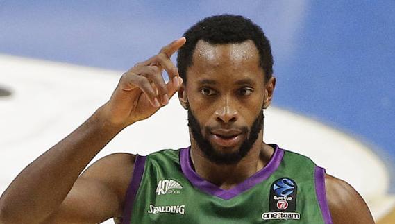 Kyle Fogg celebra una canasta en un partido de la Eurocup.