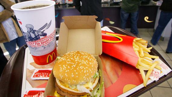 Bandeja con un "Big Mac", un refresco de cola y patatas fritas sobre una mesa de un restaurante de la cadena McDonald's.