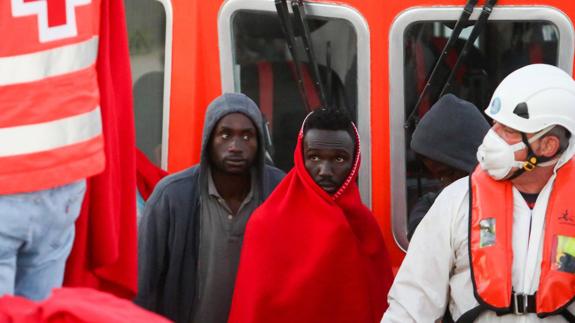 Llegada al puerto de Málaga de algunos de los inmigrantes rescatados de dos pateras.