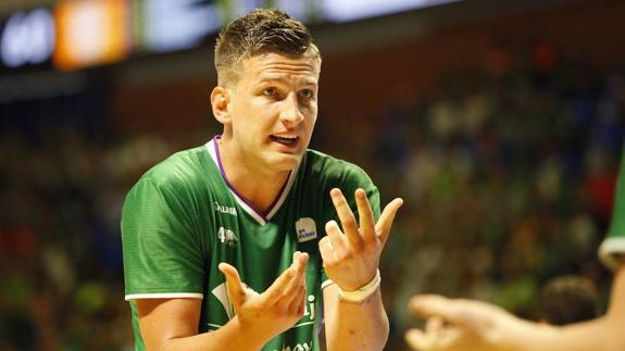 Omic pide explicaciones a los árbitros en un partido del ‘play-off’.