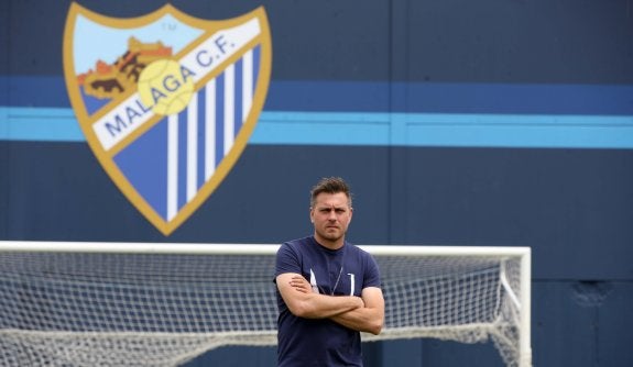El técnico del filial, Manel Ruano, en La Rosaleda. :: salvador salas
