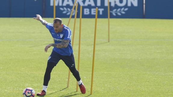 Sandro, en un ejercicio intenso con el balón.