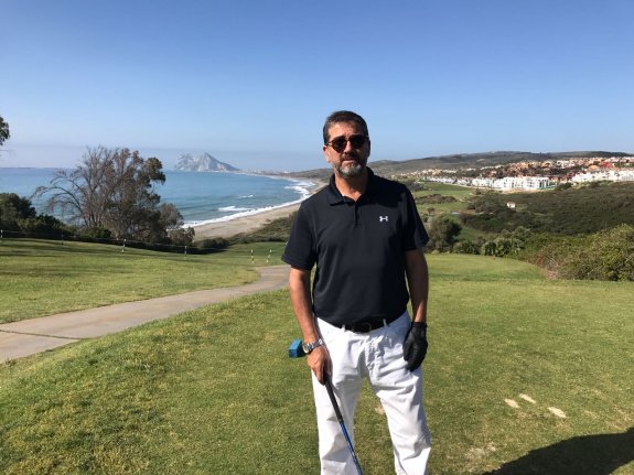 Juan Pablo Arriaga posa en las instalaciones de Alcaidesa Golf, club del que es director. :: sur
