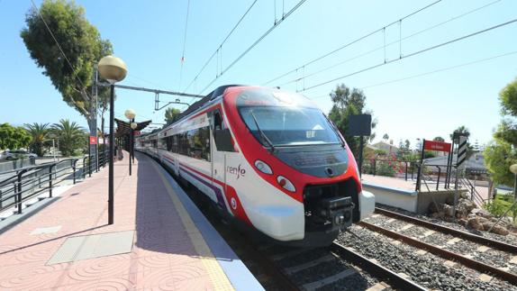 Uno de los trenes de la ínea C-1 del Cercanías Málaga- Fuengirola, esta mañana.
