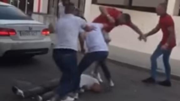 Captura del vídeo de la pelea ocurrida en Marbella.