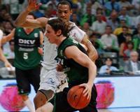 El Unicaja pierde ante el Joventut (76-68) y tendrá que esperar al al cuarto partido para llegar a la fina