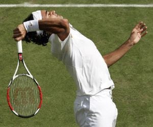 SERVICIO. Federer, cuya cita se suspendió. / TOBY MELVILLE. REUTERS