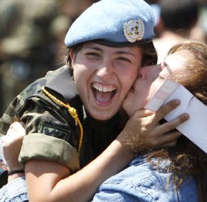 SANTIAGO. Una soldado de la BRILAT se despide de un familiar. / EFE