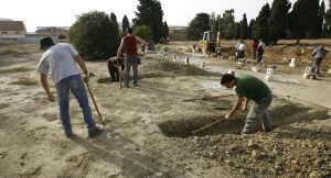 BÚSQUEDA. En el cementerio de San Rafael se han producido importantes hallazgos. / SALVADOR SALAS