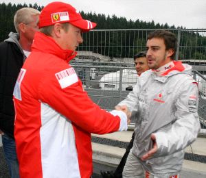 ENCUENTRO. Raikkonen y Alonso, en Spa. / MICHAEL KRAKOWSKI. EFE