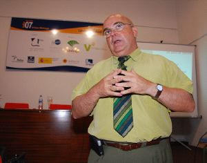 CONSUMO. Eugenio Gil, en plena intervención. / EVA GUZMÁN