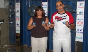 SUERTE. Dos trabajadores del Centro Asistencial de Melilla muestran los números del cupón ganador en el sorteo del viernes.