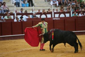 TRIUNFADOR. Juan Carlos Cabello se llevó ayer una oreja en cada toro. / CARLOS MORET