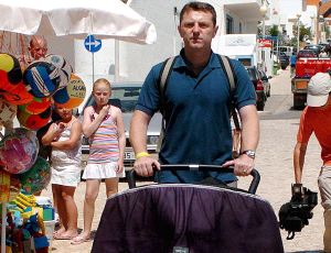 RESIGNACIÓN. Gerry McCann pasea a sus dos hijos mientras espera que se aclare el caso. / EFE