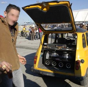 EQUIPO. El dueño de este turismo muestra orgulloso su discoteca «andante». / A. CARRASCO