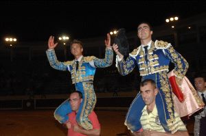SALIDA. El Cordobés hijo y El Fandi, a hombros el pasado sábado en Marbella. / JOSELE-LANZA