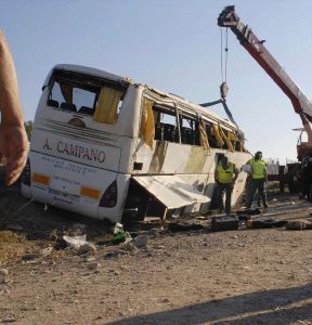INVESTIGACIÓN. La Guardia Civil analiza el lugar del suceso. / REUTERS