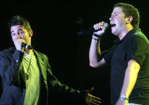 Andy y Lucas arrasan en una noche repleta de ritmo y humor