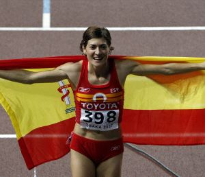 ALEGRÍA. Mayte Martínez celebra su medalla de bronce, segunda de España en Osaka. / EFE