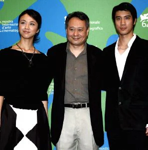 PASE. Tang Wei, Ang Lee y Wang Leehom, en Venecia. / C. ONORATI. EFE