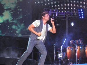 ÉXITO. Chayanne hizo vibrar al público que asistió el sábado a su concierto en Ronda. / G.C-PLT