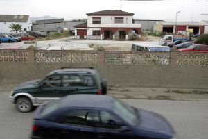 Unos ladrones maniatan y dejan desnudo a un anciano tras asaltarlo en su casa