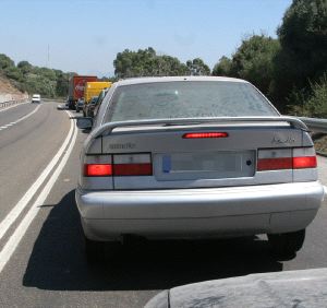 COLAS. La entrada sur registra colas todo el verano. / G. TÉLLEZ