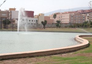 LAGO. El chorro de agua vertical es uno de los grandes atractivos de este parque forestal. / L. SEBASTIÁN