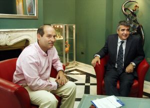 CONVERSANDO. El presidente de Balearia, a la derecha, conversa                                     animadamente con el delegado de SUR Campo de Gibraltar. / ANDRÉS CARRASCO