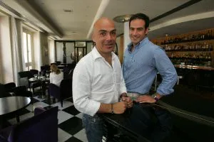 PROYECTO. Enrique Sarasola, a la izquierda, junto a Gabriel Quesada,                               posan junto al piano del restaurante del Hotel Larios. / ANTONIO SALAS