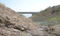 DESÉRTICO. Imagen del pantano de La Viñuela, que muestra evidentes signos del fuerte descenso de las reservas. / EVA GUZMÁN