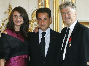 HONOR. Emily Stofle, Nicolas Sarkozy y David Lynch. / U.K. A.P.