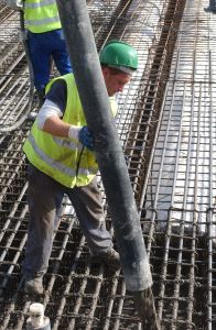 OBRAS. Operario durante los trabajos de la línea 2. / ARCHIVO