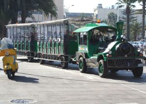 TREN. El ferrocarril turístico en un paseo por Melilla. / SUR