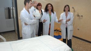 VISITA. La consejera de Salud, segunda por la derecha, junto a la delegada provincial del ramo, a su izquierda, y responsables del centro hospitalario. / JOSELE-LANZA