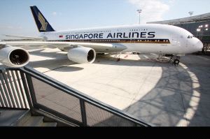 AIRBUS. El primer avión del modelo A380 se entregó ayer en Toulouse a Singapur Airlines. / AFP
